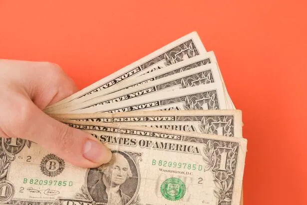 ¿Pagas tu tarjeta de crédito en dólares con el tipo de cambio del banco?